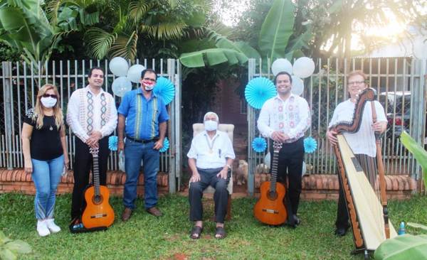 Músicos luqueños homenajearon con emotiva serenata a excombatiente • Luque Noticias