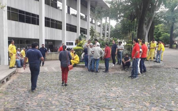Sindicato pide renuncia o destitución de Villordo de la ANDE