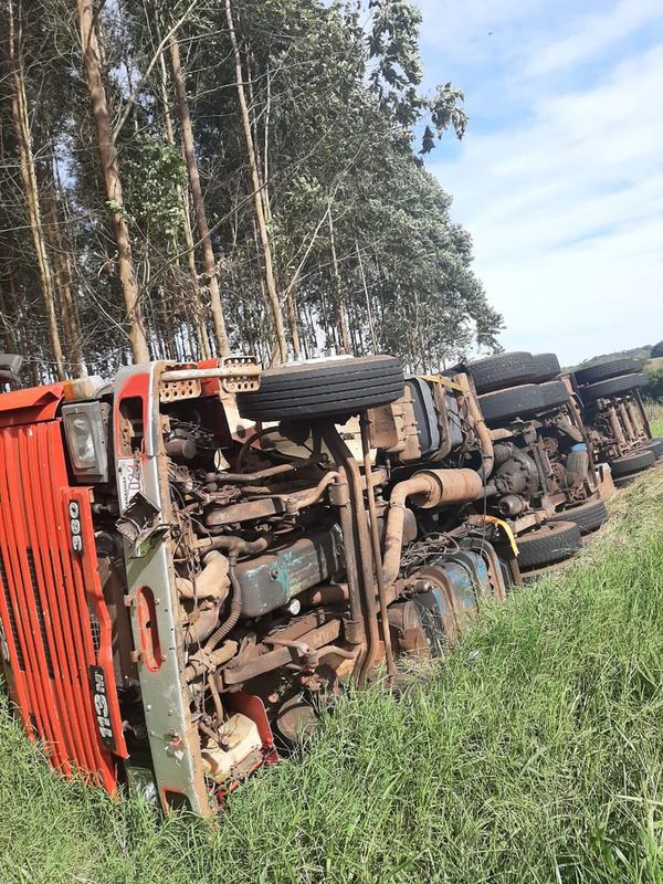 Camión con carga de 30.000 kilos de arroz vuelca en ruta Graneros del Sur - Nacionales - ABC Color