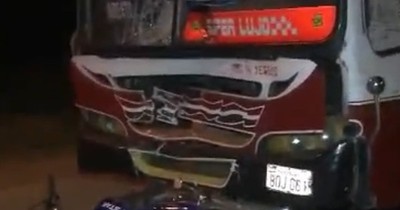 Joven motociclista pierde la vida tras ser embestido por bus en Luque