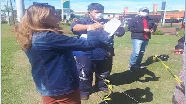 Una directora de Ponta Porã entrega las tareas a sus alumnos pedrojuaninos por sobre la alambrada