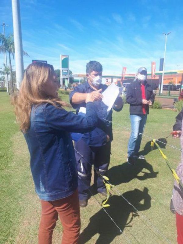 Una directora de Ponta Porã entrega las tareas a sus alumnos pedrojuaninos por sobre la alambrada