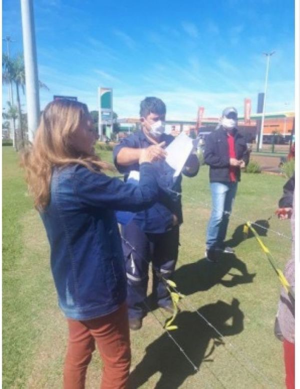 Una directora de Ponta Porã entrega las tareas a sus alumnos pedrojuaninos por sobre la alambrada