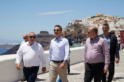 El primer ministro de Grecia dice que la seguridad de los turistas será su prioridad cuando reabra sus fronteras