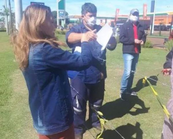 Directora de escuela de Ponta Porã entrega las tareas a sus alumnos pedrojuaninos por sobre la alambrada