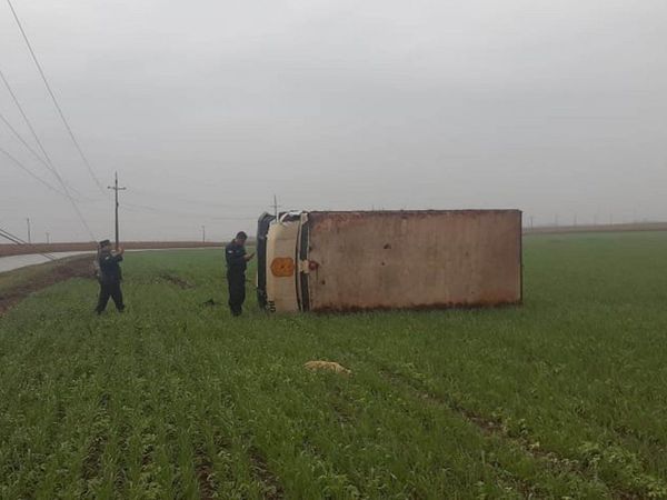 Aparatoso vuelco de transportador de caudales en Santa Rita
