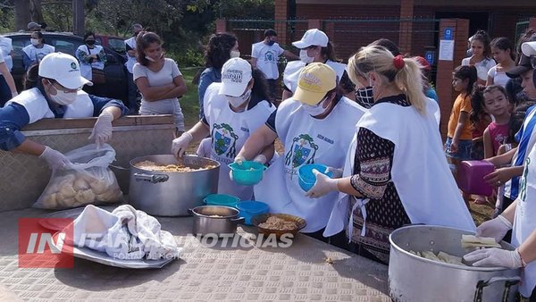 CON AMOR, COCINAN Y SIRVEN 250 PLATOS DE COMIDA A PERSONAS VULNERABLES