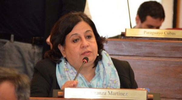 Un telefonazo habría bastado para que hijo de Esperanza Martínez ingrese al país sin mucho protocolo