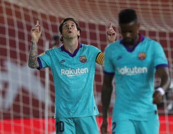 Messi, encendido, lidera una gran goleada del Barcelona