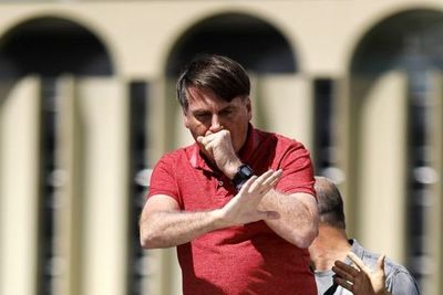 El presidente de Brasil adopta una cura no probada mientras aumenta la pandemia