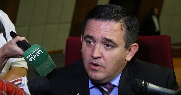 Petta, de pichado, ahora arremete contra el ex ministro Víctor Ríos