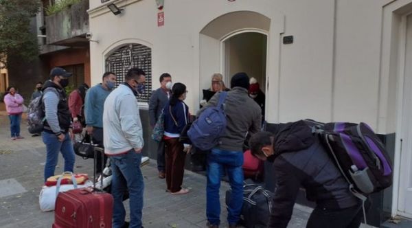 Otro contingente de paraguayos sale de Argentina y regresa al país