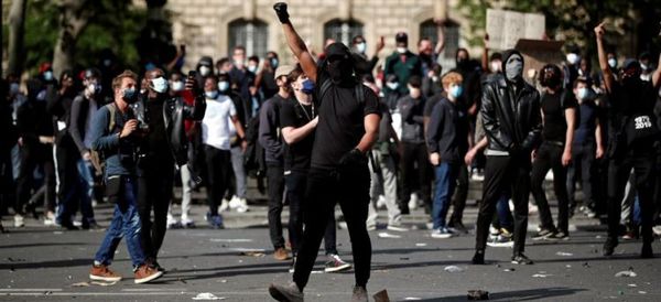 Manifestantes contra el racismo se enfrentan a la policía en París