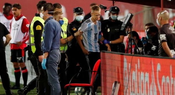 Joven invade el juego del Barça: Quería una foto con mi ídolo