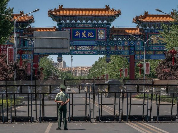 China informa de 57 nuevos casos tras el brote en el mercado de Pekín