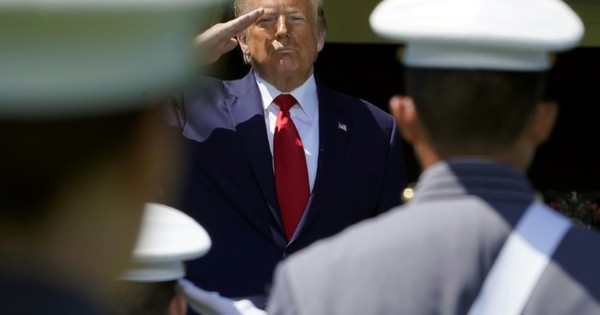 Trump intenta en la academia de West Point calmar las aguas con el Pentágono