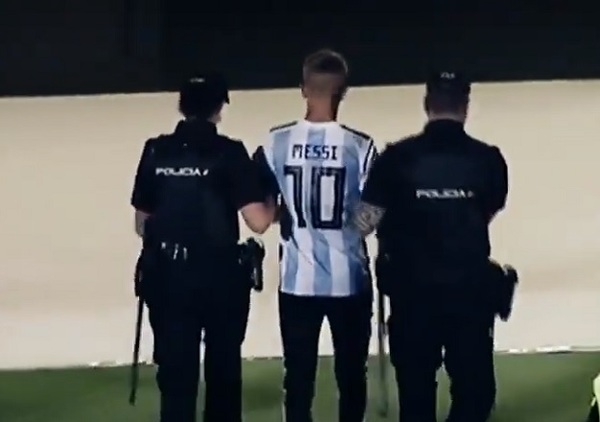 LaLiga iniciará acciones legales contra joven que buscó selfie con Messi