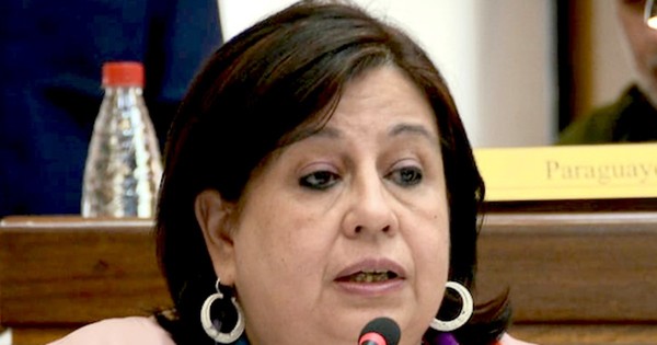 Compatriotas no consiguen retornar, mientras hijo de senadora lo hace en horas