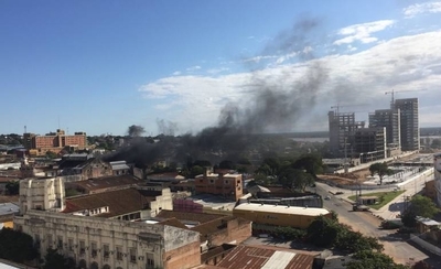 HOY / Incendio en predio de la ex Cervecería Paraguaya: "chespis" habrían quemado basura en el lugar