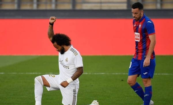 HOY / Marcelo hinca la rodilla como protesta contra el racismo