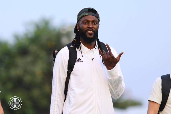 Emmanuel Adebayor admite que está complicado su regreso