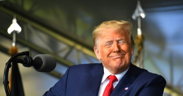 Trump cumple 74 años y niega estar mal físicamente, tras incidente en West Point