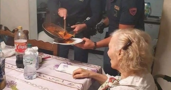 Anciana llamó a la Policía porque tenía hambre, los agentes cocinaron para ella
