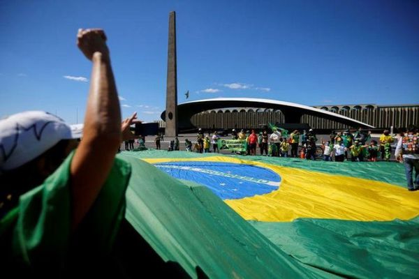 Gobernador cierra calles de Brasilia para impedir que manifestantes lleguen al Congreso