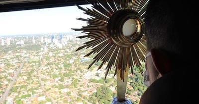 Impartieron bendición en procesión aérea