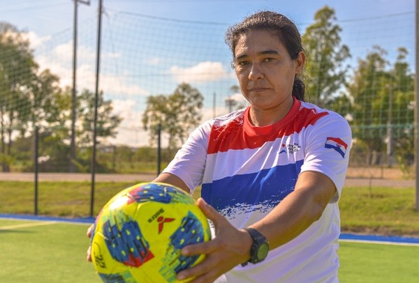 GOLEADORA PARAGUAYA DIRIGE CLASES VIRTUALES DE FÚTBOL EN LA SND
