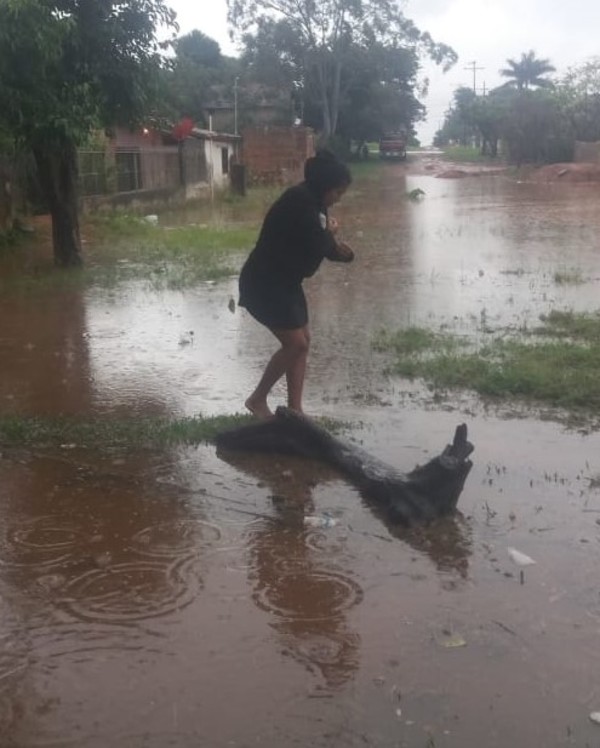 Intendente demuestra insensibilidad y sigue dejando a varias familias en el agua » San Lorenzo PY