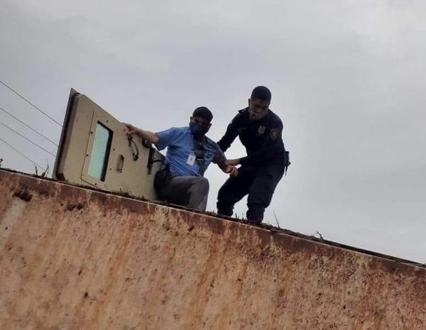 Carro fuerte vuelca en curva “Lapacho” y cuatro ocupantes sufren heridas leves – Diario TNPRESS