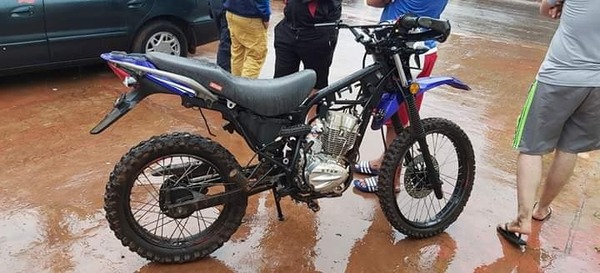 Motocicleta hurtada en cuestión de horas ya era desarmada en asentamiento – Diario TNPRESS