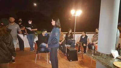 Brasileña echa a policías e insta  a invitados que siga la fiesta – Diario TNPRESS