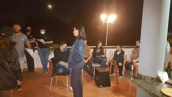 Brasileña echa a policías e insta a invitados que siga la fiesta – Diario TNPRESS