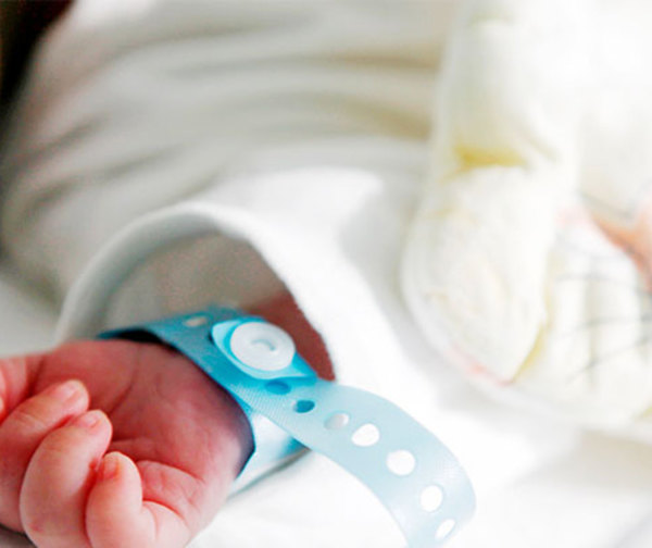 Recién nacido precisa con urgencia de incubadora para seguir viviendo
