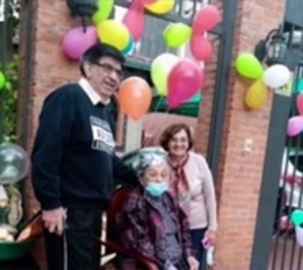 Celebran el cumpleaños 94 de una mujer con caravana frente a su casa - Paraguay.com