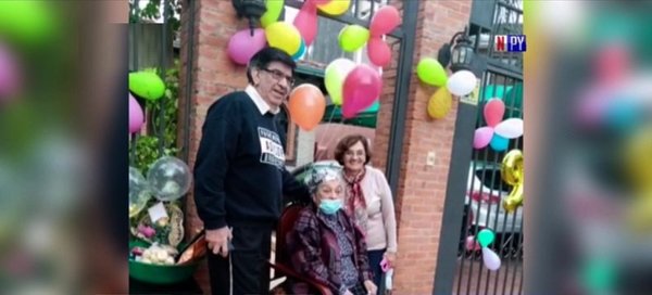 Celebran el cumpleaños 94 de una mujer con caravana frente a su casa | Noticias Paraguay