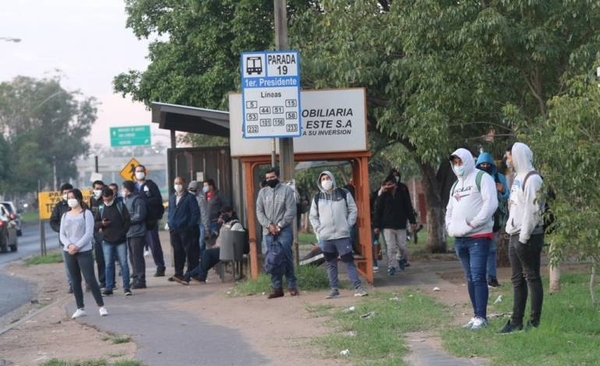 HOY / Inicio de Fase 3 con falta de colectivos y paradas llenas de pasajeros