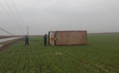 Cuatro heridos tras vuelco de camión transportador de caudales