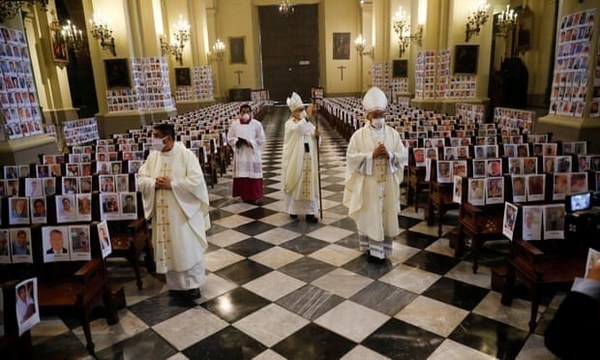 Misa en Lima: sin fieles, con 5.000 retratos de fallecidos por COVID-19 - ADN Paraguayo