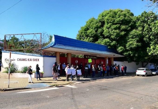 HOY / Padres de alumnos del Colegio Chiang Kai-shek se manifiestan frente a la institución, en contra de la clausura definitiva