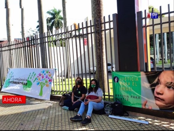 Se encadenan a Mburuvicha Roga exigiendo justicia para Yuyú | Noticias Paraguay