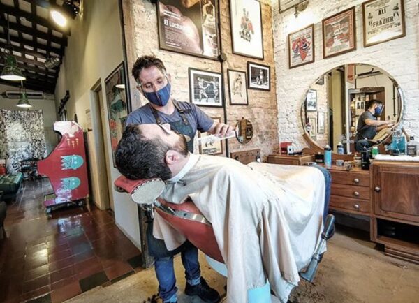 Marca de cerveza ofrece servicios de barbería para sus clientes en sus hogares