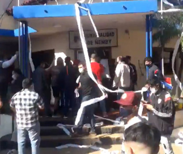 Pobladores de Ñemby se manifiestan frente a la municipalidad
