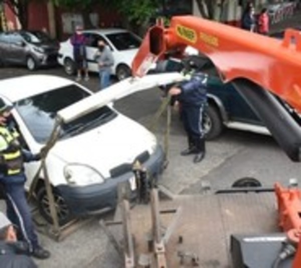 PMT retira varios vehículos mal estacionados en veredas de Asunción  - Paraguay.com