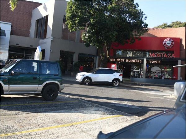 Policía indaga asalto tipo comando en estacionamiento de un shopping