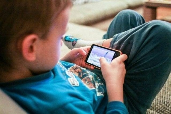 HOY / Alertan sobre daños que producen el celular y los tablets en niños