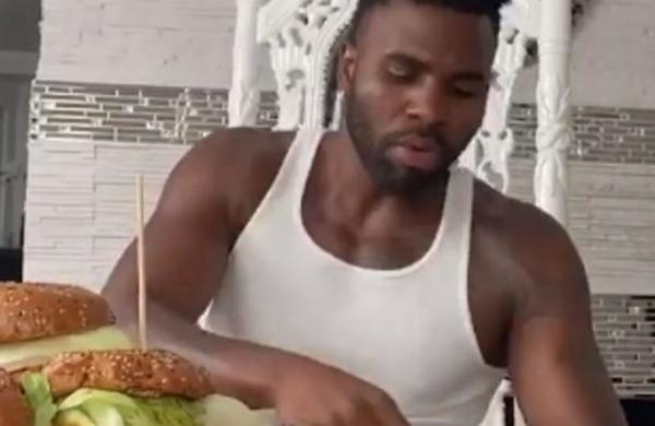 Jason Derulo se come 22 hamburguesas para celebrar su fama en Tik Tok y acaba muy mal - SNT