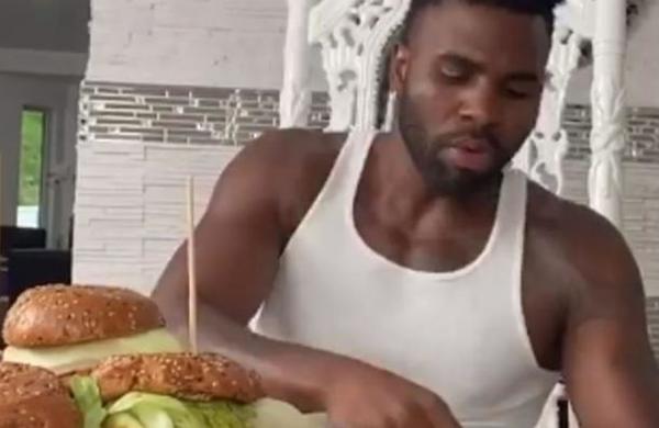 Jason Derulo se come 22 hamburguesas para celebrar su fama en Tik Tok y acaba muy mal - C9N